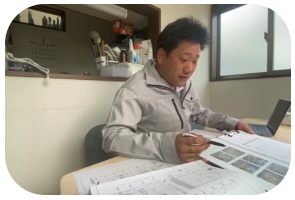 見積書を説明するスタッフ