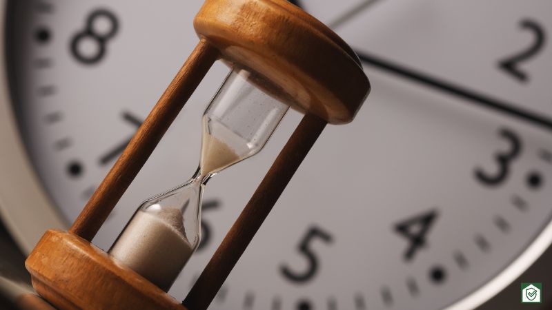 ネズミ被害を最小限に抑えるため、即日対応の迅速な駆除スピードが重要であることを示す砂時計と時計